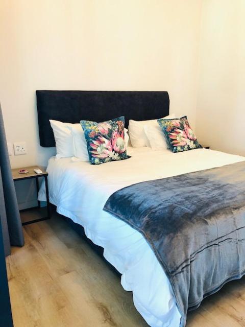 Glow Boutique Suites & Guesthouse Hermanus Bagian luar foto